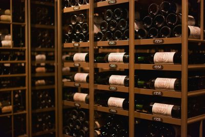 Guía básica para armar tu vinoteca en casa